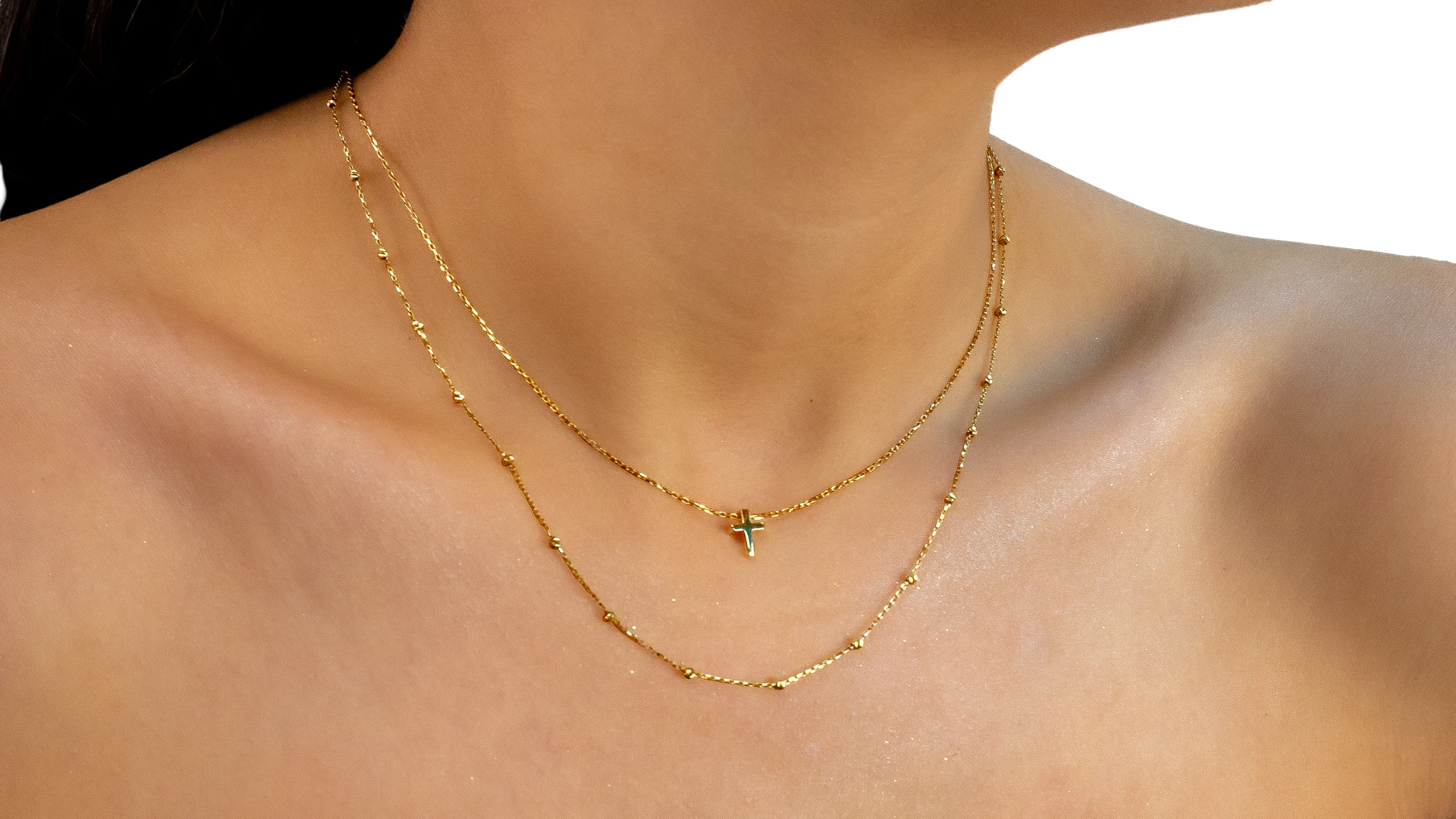 Collares dorados de D’OR Jewelry sobre el cuello de una modelo.