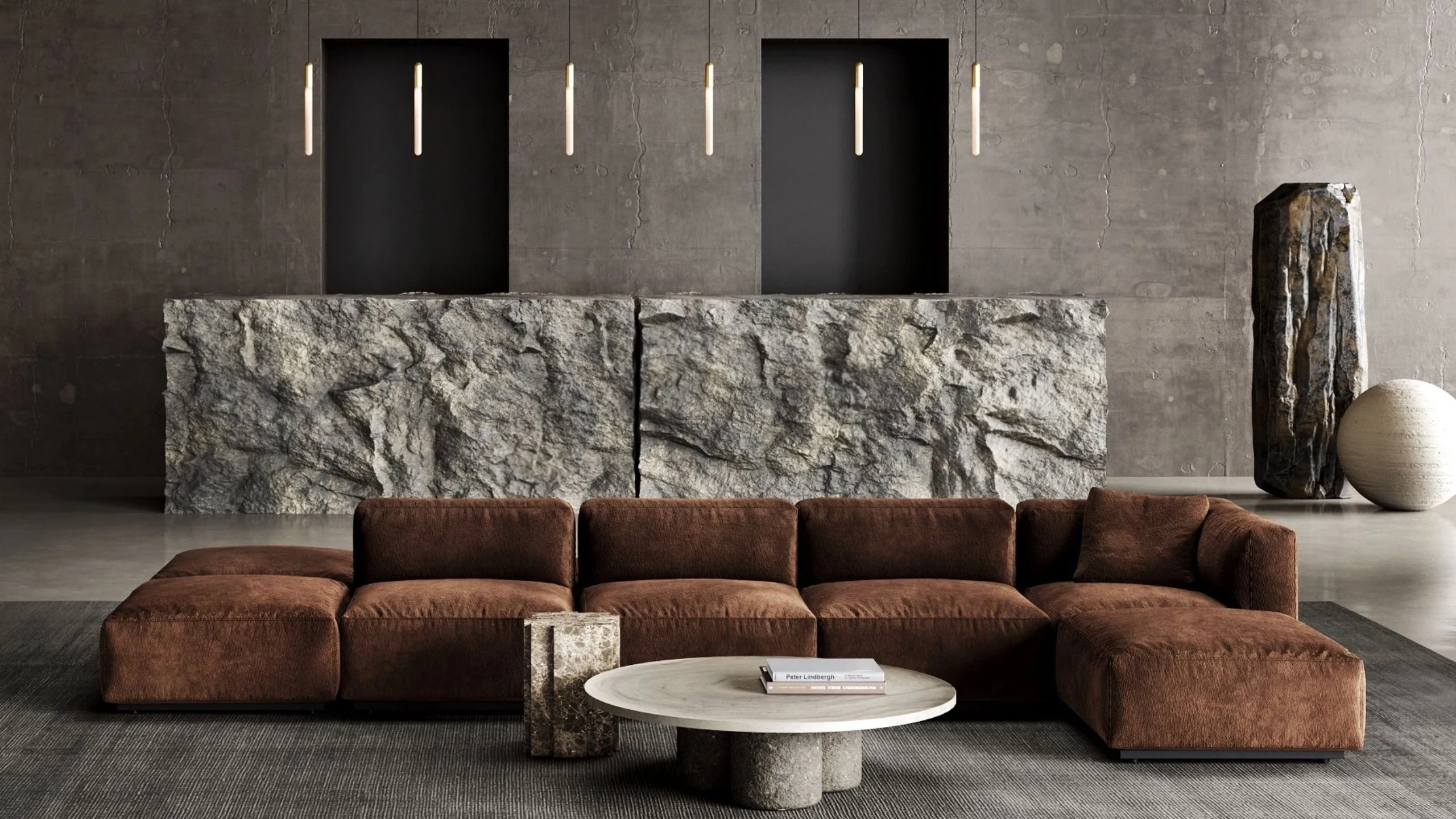 Sala contemporánea con sofá de piel, mesas y revestimientos de piedra natural.
